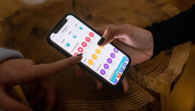 スマホ画面でマッチングアプリを退会する女性のイメージ画像