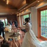 真心マッチ編集部「タナカマミ」の結婚式の写真。ウェディングドレス姿でケーキカットを行う披露宴の様子(実写)