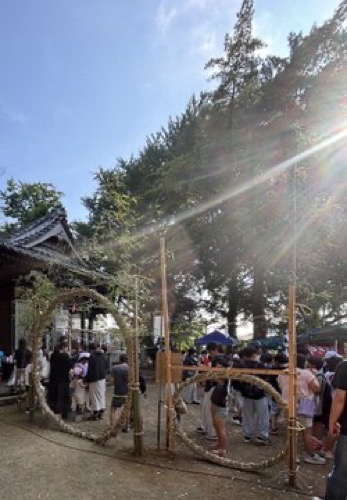 松尾神社の夏祭り。芽の輪くぐりに参加する参拝者