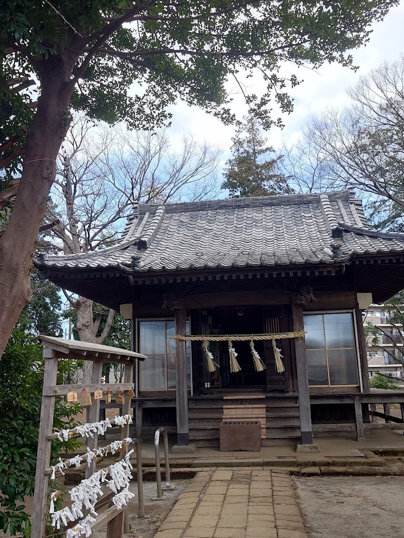松尾神社の拝殿とおみくじ掛け。参拝者が祈りを込める場所