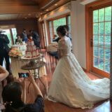 『真心マッチ』編集部「ぱんこ」（タナカマミ）の結婚式の写真。ウェディングドレスを着たぱんこと、ケーキカットを行う新郎の披露宴の様子。（実写）