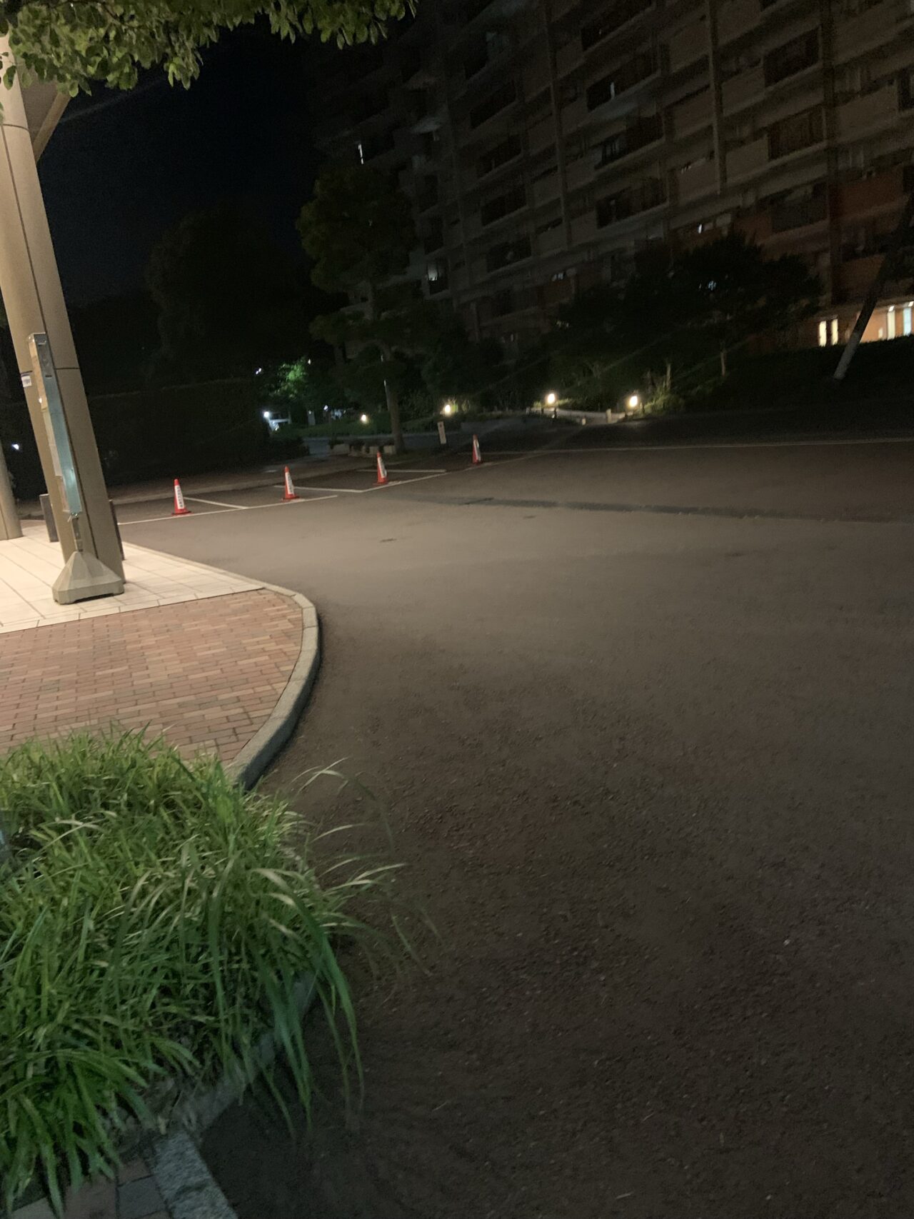 夜のラムーナ戸塚バス停を降りた直後の風景。明かりが点在し、住宅地の静かな雰囲気が漂う
