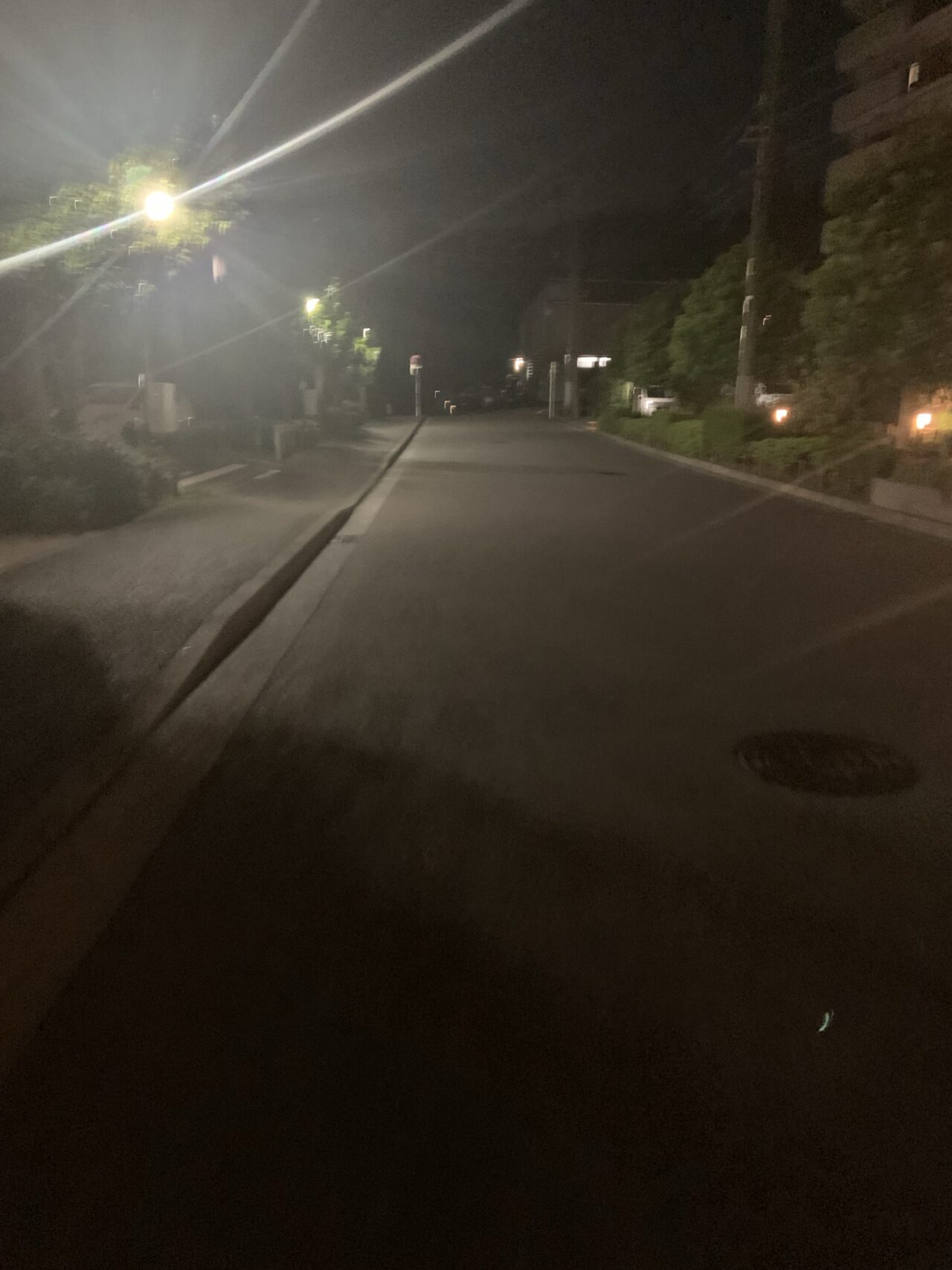 戸塚の住宅街にあるT字路を夜に進む様子。ラムーナ戸塚バス停から神社へ向かう最初のルート