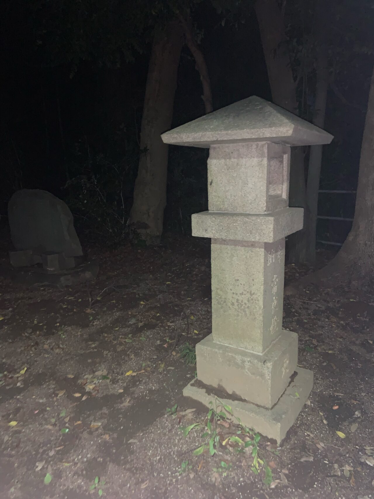 篠塚八幡社の境内に佇む石灯籠。夜の静けさと木々に囲まれた神聖な空間