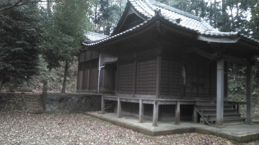 篠塚八幡社の社殿。落ち着いた雰囲気の木造建築