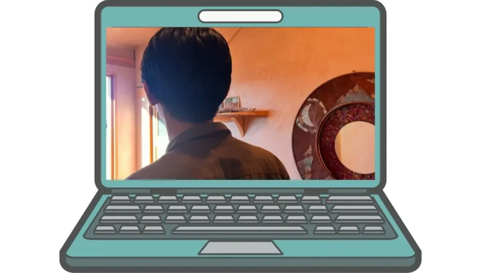 真心マッチ編集部「カタオカタケル」が箱根湯本のお土産屋でくつろぐ後ろ姿のプロフィール写真（実写）